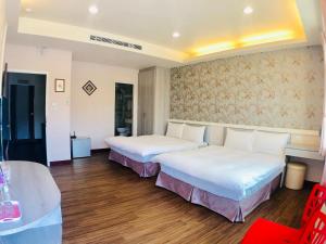 A bed or beds in a room at 夢海民宿