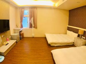 A bed or beds in a room at 夢海民宿