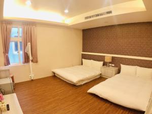 A bed or beds in a room at 夢海民宿