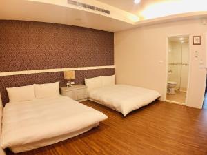 A bed or beds in a room at 夢海民宿
