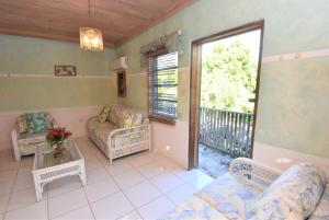 sala de estar con sofá y mesa en The Sugar Apple Lodging, en Harbour Island