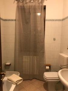 Un baño con ducha, inodoro y lavabo. en Lakeside Lago Maggiore, en  Monvalle  21 fotos más