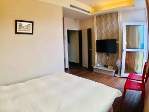 A bed or beds in a room at 夢海民宿