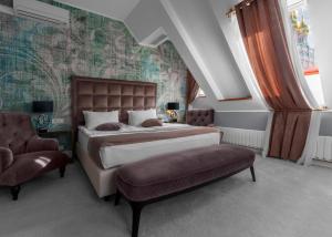 モスクワにあるヴィラ カダシ ブティック ホテルのベッドルーム(大型ベッド1台、椅子付)