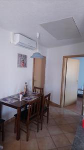 ein Esszimmer mit einem Holztisch und Stühlen in der Unterkunft Apartment Andjel in Poreč