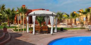 Bazén v ubytování Hotel Serena Suite nebo v jeho okolí