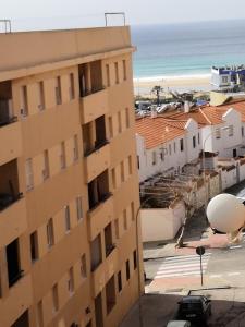 une vue de la plage depuis un immeuble dans l'établissement Vivienda cercana a la playa con todas las comodidades, à Tarifa