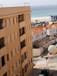 uma vista para a praia a partir de um edifício em Vivienda cercana a la playa con todas las comodidades em Tarifa