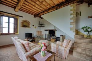 - un salon avec deux chaises et une cheminée dans l'établissement Tenuta Canina, à Montalcino