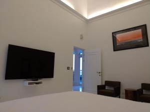 TV a/nebo společenská místnost v ubytování Dear Garden