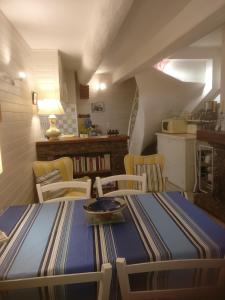 een eetkamer met een tafel en stoelen in een kamer bij 3 Rue Marceau in Collioure