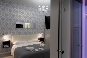 ローマにあるInside Roma Roomsのベッドルーム1室(ベッド1台、動物2匹の詰め物付)