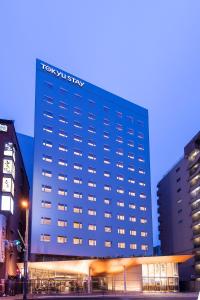 福岡市にある東急ステイ福岡天神の建物の横に看板のあるホテル