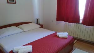 Cama o camas de una habitación en Holiday Home Sedić