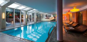 Bazén v ubytování Hotel St. Anton nebo v jeho okolí