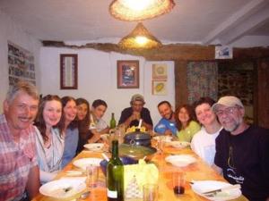 grupa ludzi siedzących przy stole w obiekcie Refugio peregrinos Acacio & Orietta w mieście Viloria de Rioja