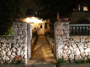 Imagen de la galería de Diamant's Place with Treehouse Garden, en Kounoupidhianá