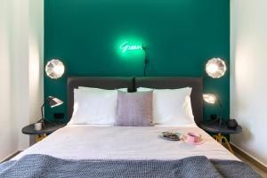 Posteľ alebo postele v izbe v ubytovaní 14 Reasons Why Hotel Psirri