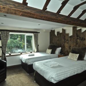 a bedroom with two beds and a window at Alpine Lodge Guest House in Llanberis