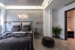 Posteľ alebo postele v izbe v ubytovaní 14 Reasons Why Hotel Psirri