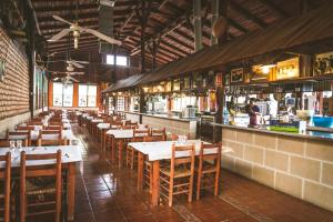 una fila de mesas y sillas en un restaurante en Camping Fort Bravo, en Tabernas