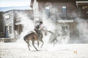 una persona montando un caballo en la tierra en Camping Fort Bravo, en Tabernas