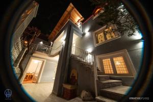 una imagen de un edificio con escaleras y una puerta en Trako`s Home, en Korçë