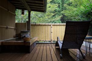南小国町黑川温泉奥之汤日式旅馆的椅子坐在带烧烤架的甲板上