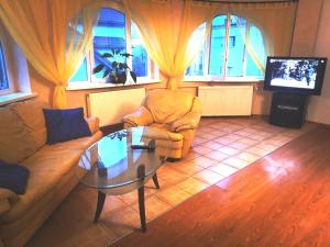 グディニャにあるWilla Rybitwaのリビングルーム(ソファ、テーブル、テレビ付)