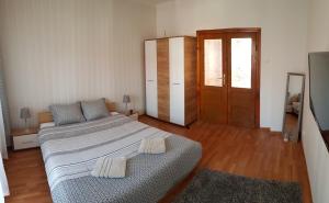 een woonkamer met 2 bedden en een deur bij Premium Central Apartment in Oradea