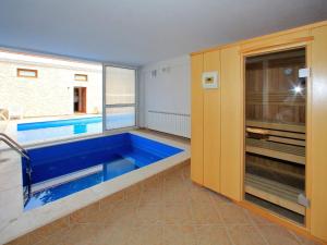 Bazén v ubytování Holiday Home in Starigrad by the Beach nebo v jeho okolí