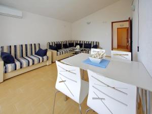 Posezení v ubytování Holiday Home in Starigrad by the Beach