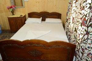 Houseboat New Suzan客房内的一张或多张床位