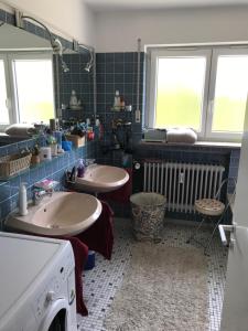 ein Badezimmer mit 2 Waschbecken und einer Waschmaschine in der Unterkunft Gästezimmer Süß- Scharf in Meckenbeuren