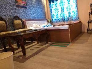 瓦拉納西的住宿－佛陀旅館，一间医院间,配有床和窗户