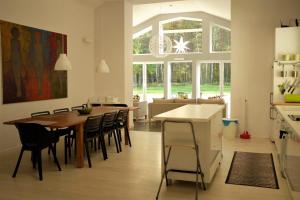 a kitchen and dining room with a table and chairs at Willa bankietowa z basenem in Papiernia