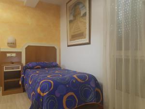 Cama o camas de una habitación en HOSTAL CONCHI