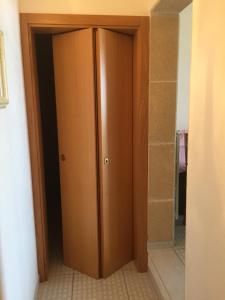a wooden door in a room with a mirror at Casa al mare in Torre Canne