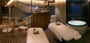 un bagno con vasca, lavandino e vasca da bagno di Hotel Yehuda a Gerusalemme
