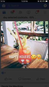 ein Bild von einem Getränk auf einem Tisch mit einer Happy-Hour-Nachricht in der Unterkunft Casa Paliton in Siquijor
