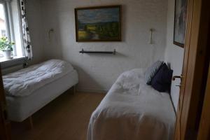 Sønder Felding的住宿－Markvænget 5，一间设有两张床的客房,墙上挂着一张照片