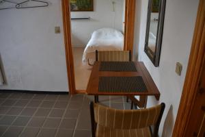 stół i krzesła w pokoju z sypialnią w obiekcie Markvænget 5 w mieście Sønder Felding