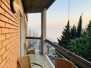 Balcony o terrace sa Front Lake Apartment Bardolino