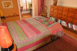 a bedroom with a bed and a dresser with a dresser at Magnifique appartement Cassis in Cassis
