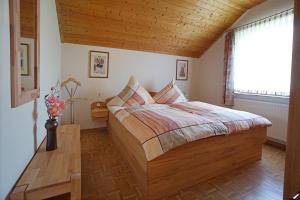 ein Schlafzimmer mit einem großen Bett und einer Holzdecke in der Unterkunft Ferienwohnung Brinkmann 4**** mit Moselblick in Dieblich