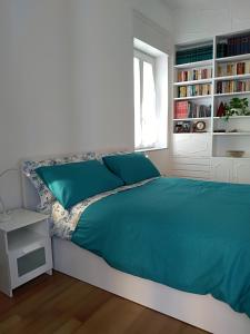 1 dormitorio con cama y estante para libros en Villino Italia, en Nápoles