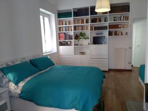 1 dormitorio con 1 cama grande y estanterías en Villino Italia, en Nápoles