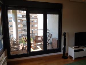 Zimmer mit einem Fenster und Blick auf einen Balkon. in der Unterkunft Bonita vivienda en San Sebastian de los Reyes in San Sebastián de los Reyes