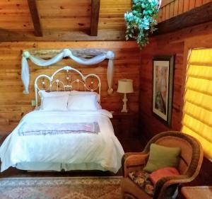 Ένα ή περισσότερα κρεβάτια σε δωμάτιο στο Cherokee Mountain log Cabins