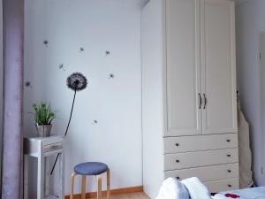 una camera da letto con un letto, una sedia e una cassettiera di Bergblüte a Bad Harzburg Altre 36 foto